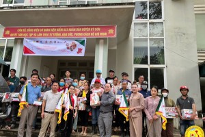 Trao quà hỗ trợ bà con vùng lũ huyện Kỳ Sơn, Nghệ An
