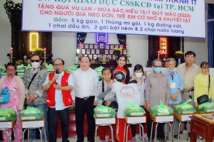Văn phòng đại diện Trung ương Hội GDCSSKCĐ Việt Nam trao tặng 300 phần quà cho người già neo đơn, trẻ em cơ nhỡ và khuyết tật