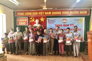 Đồng Nai:  Ủy ban MTTQ Việt Nam huyện Long Thành tặng quà cho bà con nghèo xã Tân Hiệp nhân dịp Tết Nguyên đán
