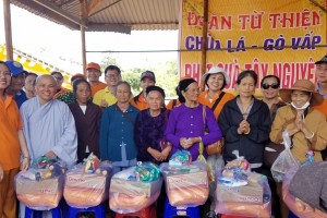 Đắk Lắk: Chùa Lá Gò Vấp cùng mạnh thường quân phát quà cho bà con dân tộc tại Chùa Phước Hoà
