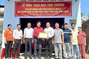 Bến Tre: Trung tâm tư vấn pháp luật Toàn Tâm phối hợp UBND Thị trấn Mõ Cày tổ chức bàn giao nhà tình thương 