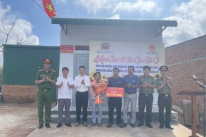 Đắk Lắk: Công an thị xã Buôn Hồ bàn giao nhà ở cho cho hộ nghèo, khó khăn về nhà ở, gia đình chính sách, đồng bào dân tộc thiểu số trên địa bàn