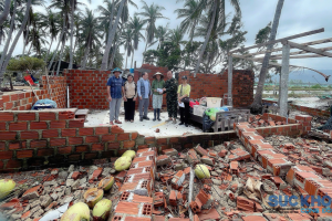 Ban Nội chính Đắk Lắk và Tạp chí Sức Khỏe Cộng Đồng về với bà con vùng lũ