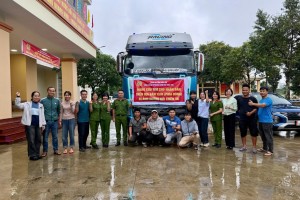 Những chuyến xe ấm áp nghĩa tình của Công an Đắk Lắk trong mùa lũ dữ